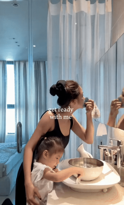 "Chống già" theo cách của 3 người phụ nữ này: Dùng dụng cụ bằng đá để giúp nâng cơ và là phẳng nếp nhăn- Ảnh 4.