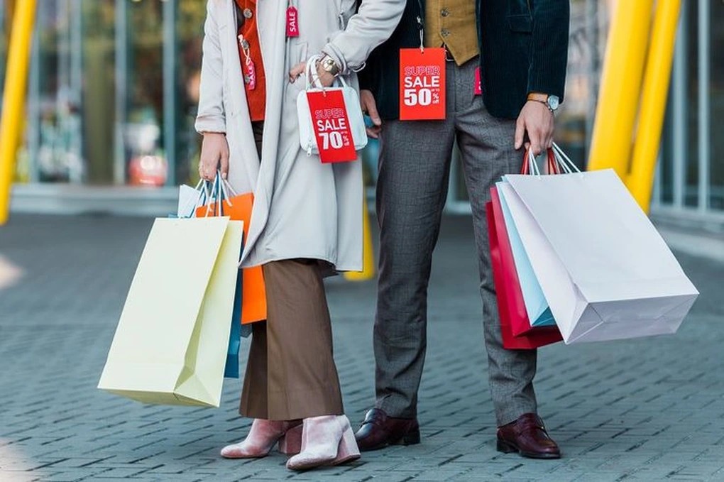 Nhận diện ngay những “bẫy tâm lý” khiến bạn luôn khánh kiệt vào mùa sale- Ảnh 1.