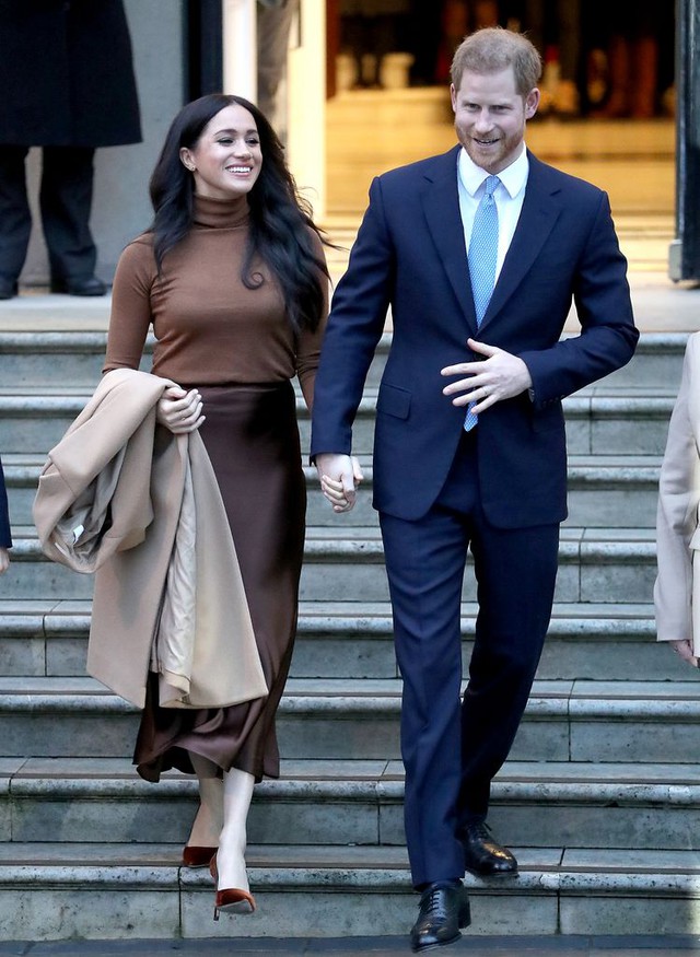 Meghan Markle “gói trọn mùa thu” trong chiếc váy lụa nâu khiến giới thời trang phát sốt- Ảnh 5.