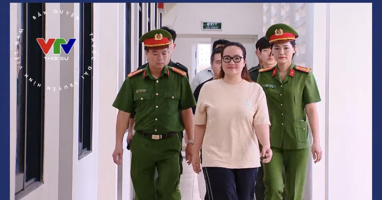 Dân mạng phẫn nộ trước nụ cười thách thức của Hoàng Hường: "Cú lừa" cuối cùng với "người hâm mộ mù quáng"?- Ảnh 1.