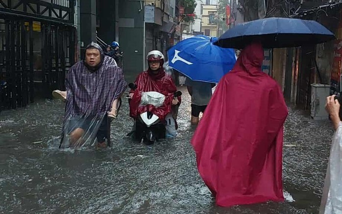 "Hà Nội mưa to gây ngập lụt, học sinh phải đi học", ngành Khí tượng thủy văn nói gì?- Ảnh 1.