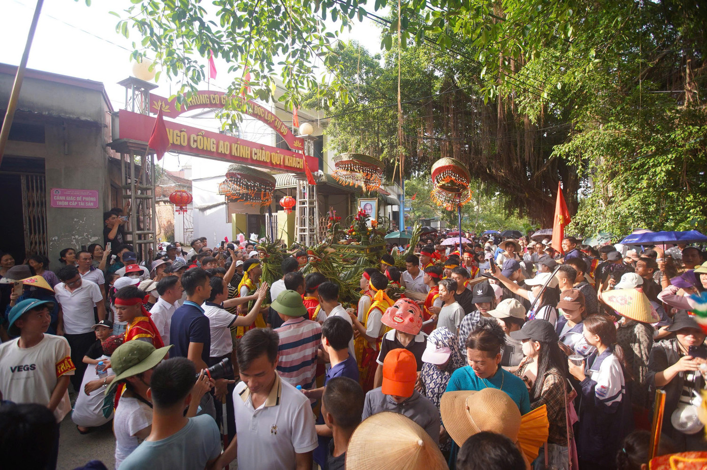 Biển người đổ về Phú Nghĩa- Ảnh 1.