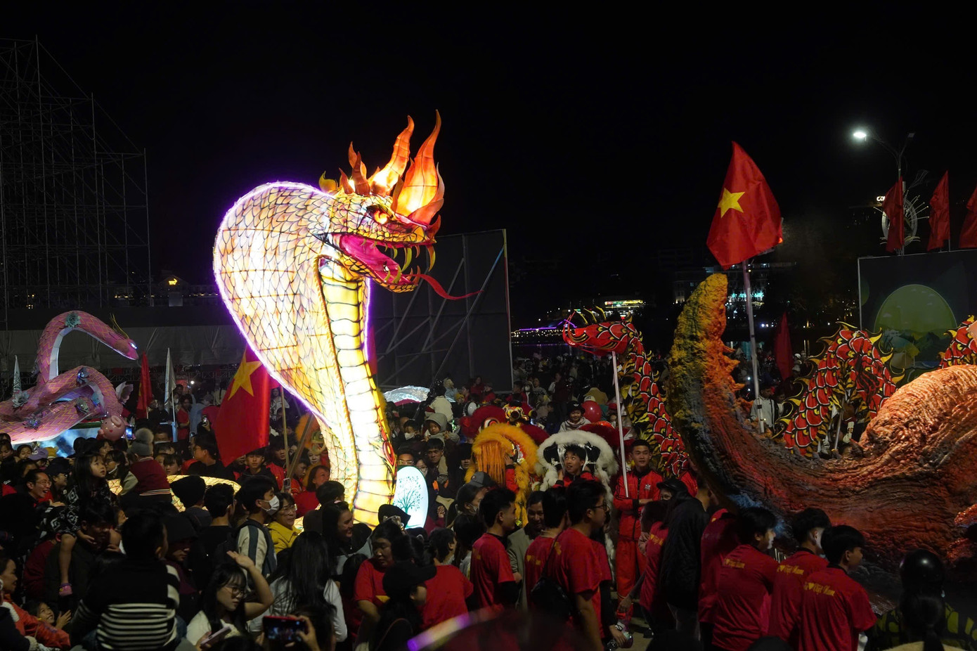 Hàng nghìn người xuống phố Đà Lạt xem linh thú khổng lồ- Ảnh 7.