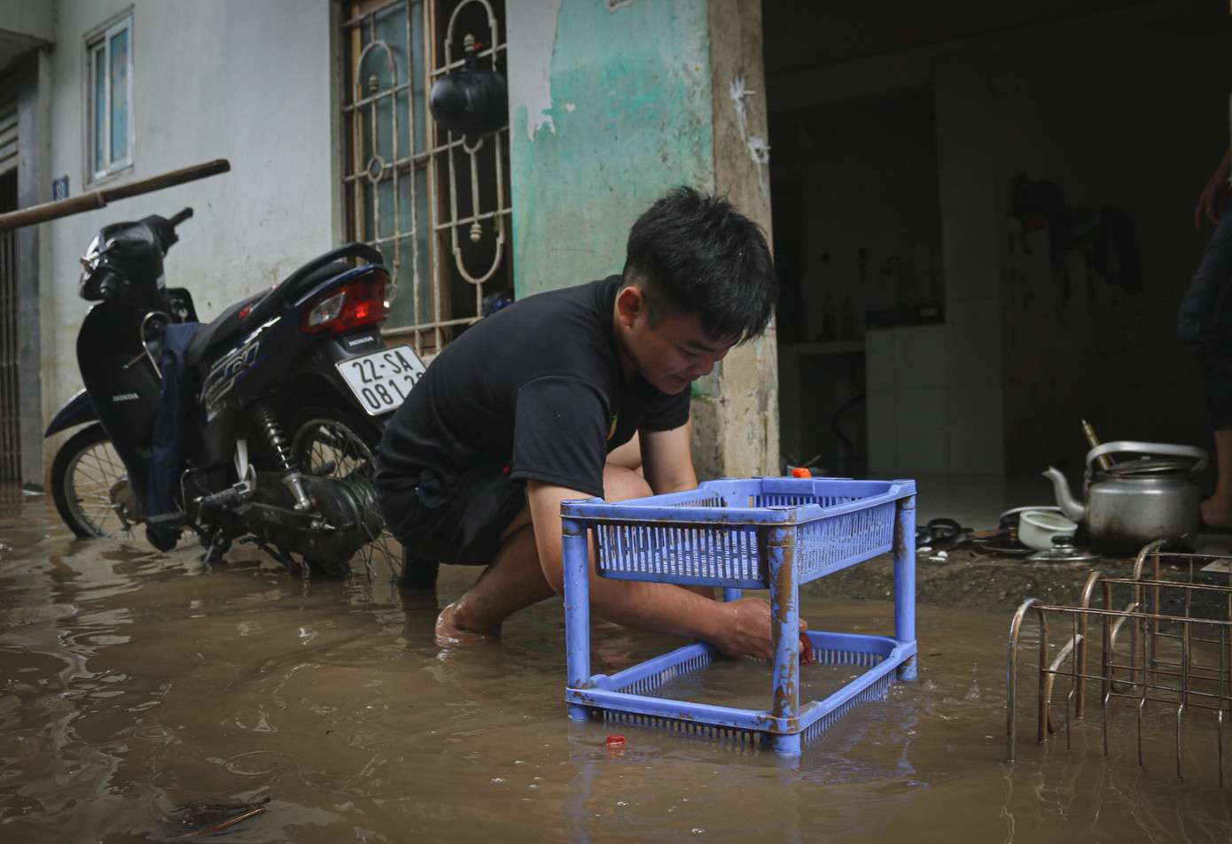 6 máy bơm hoạt động ngày đêm ‘giải cứu’ xóm ngập cả tuần ở Hà Nội- Ảnh 4.