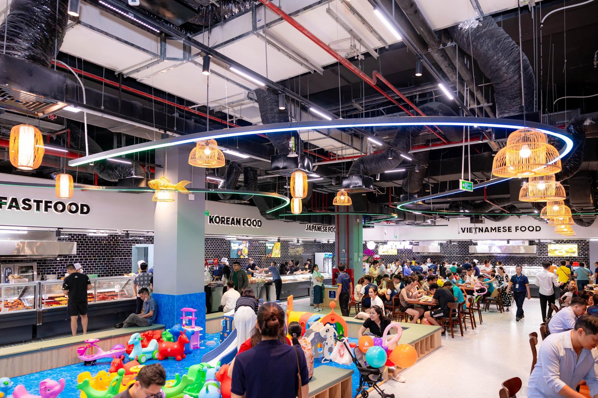 Khai trương Vincom Mega Mall Royal Island mới tại Hải Phòng- Ảnh 3.