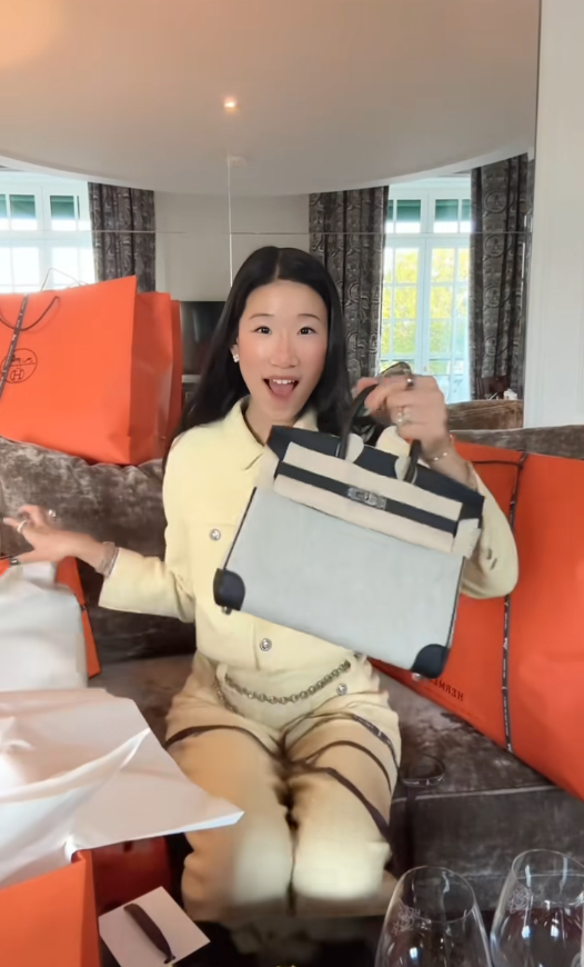 Bức ảnh gây sốc của 1 Hoa hậu Việt Nam với nhân vật bị Bức ảnh gây sốc của 1 Hoa hậu Việt Nam với nhân vật bị