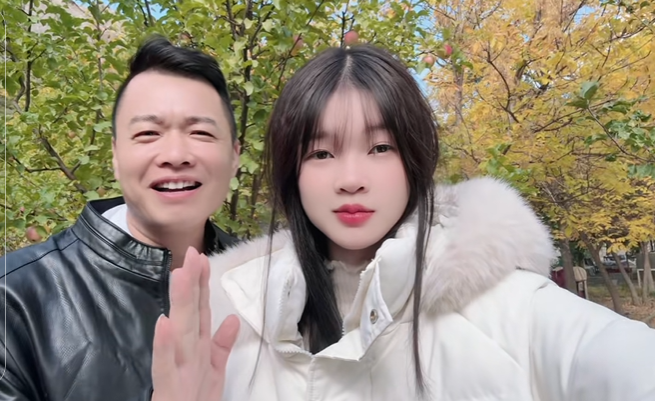 "Bạn gái kém 26 tuổi của Tôn Bằng" là ai mà đang tái hiện cuộc sống trên ngôi nhà di động như Hằng Du Mục?- Ảnh 1.