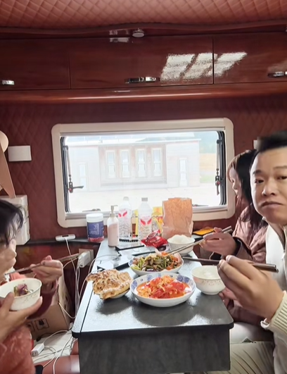 "Bạn gái kém 26 tuổi của Tôn Bằng" là ai mà đang tái hiện cuộc sống trên ngôi nhà di động như Hằng Du Mục?- Ảnh 4.