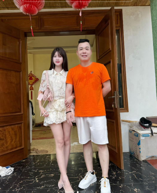 "Bạn gái kém 26 tuổi của Tôn Bằng" là ai mà đang tái hiện cuộc sống trên ngôi nhà di động như Hằng Du Mục?- Ảnh 5.