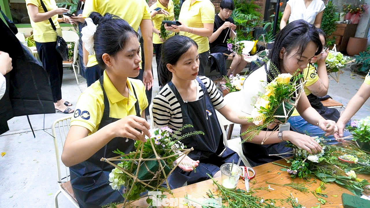 Khách Tây thích thú làm đèn trung thu- Ảnh 8. Khách Tây thích thú làm đèn trung thu- Ảnh 8.