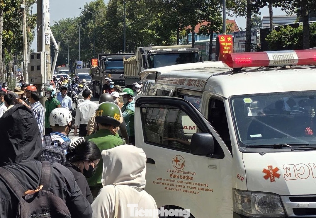 Taxi tông cây xanh, cuốn xe máy rồi lao vào nhà dân, một người tử vong- Ảnh 3.