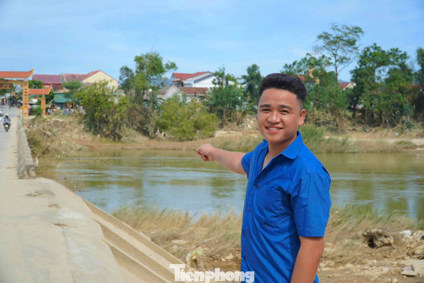 Chàng trai liều mình cứu cháu bé giữa dòng lũ: Nếu sợ thì ai sẽ cứu người đây...- Ảnh 1.