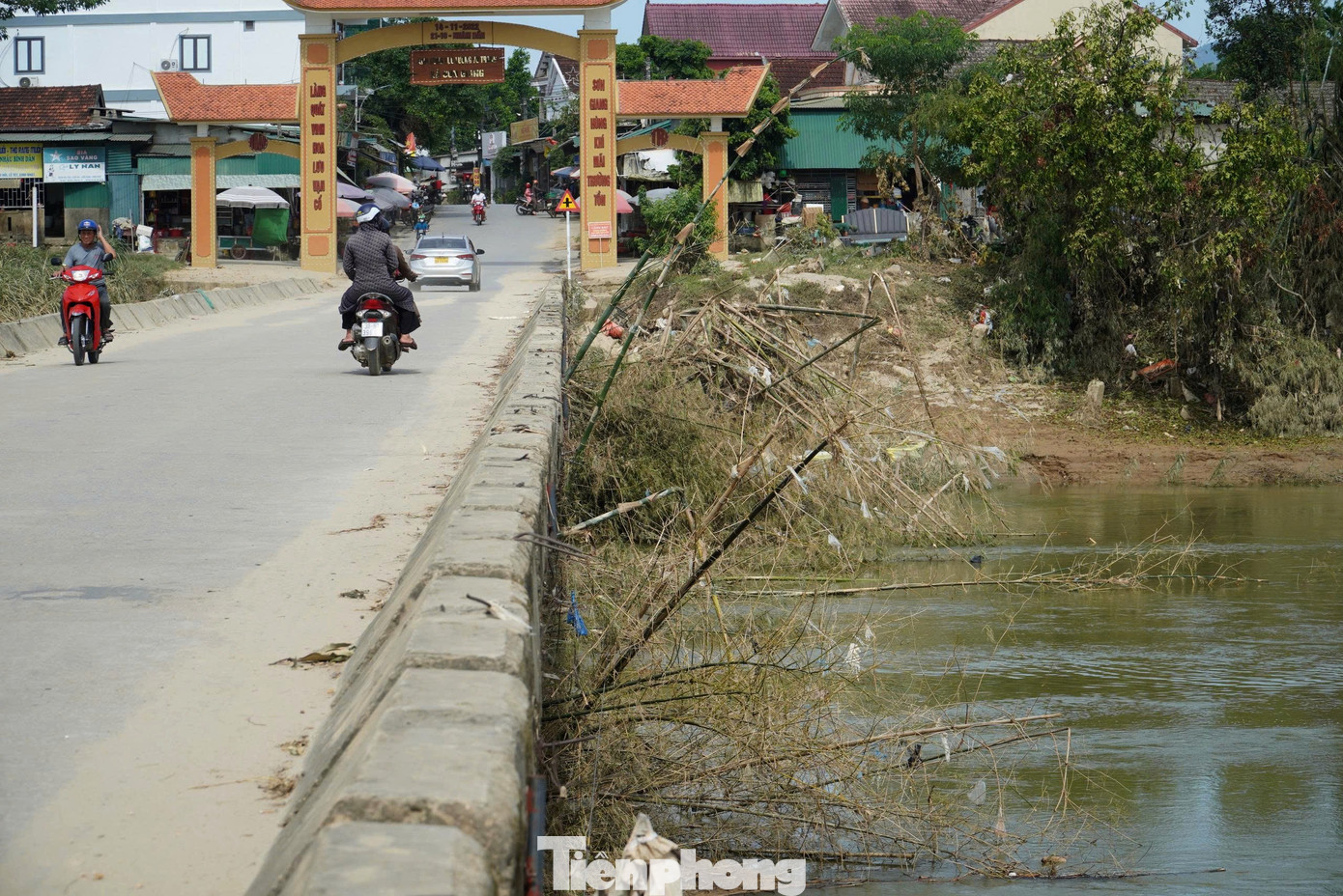 Chàng trai liều mình cứu cháu bé giữa dòng lũ: Nếu sợ thì ai sẽ cứu người đây...- Ảnh 2.