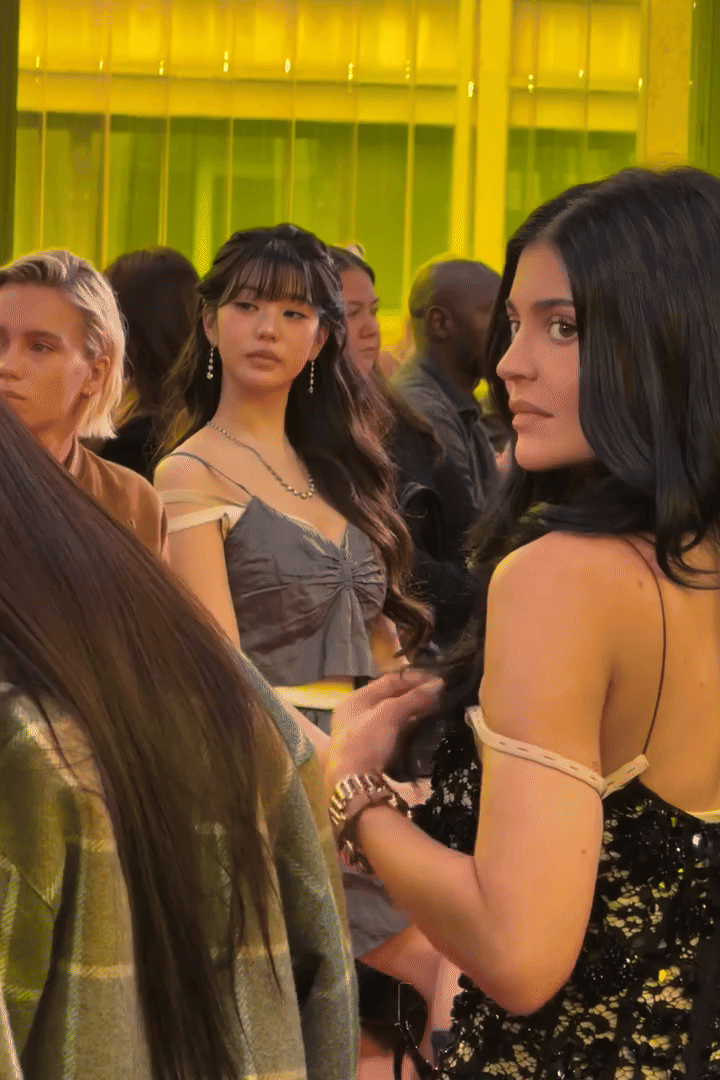 Vũ trụ hot girl Miu Miu: Lộ khung hình nóng bỏng của công chúa Kpop và "thánh sexy" Kylie Jenner- Ảnh 7.
