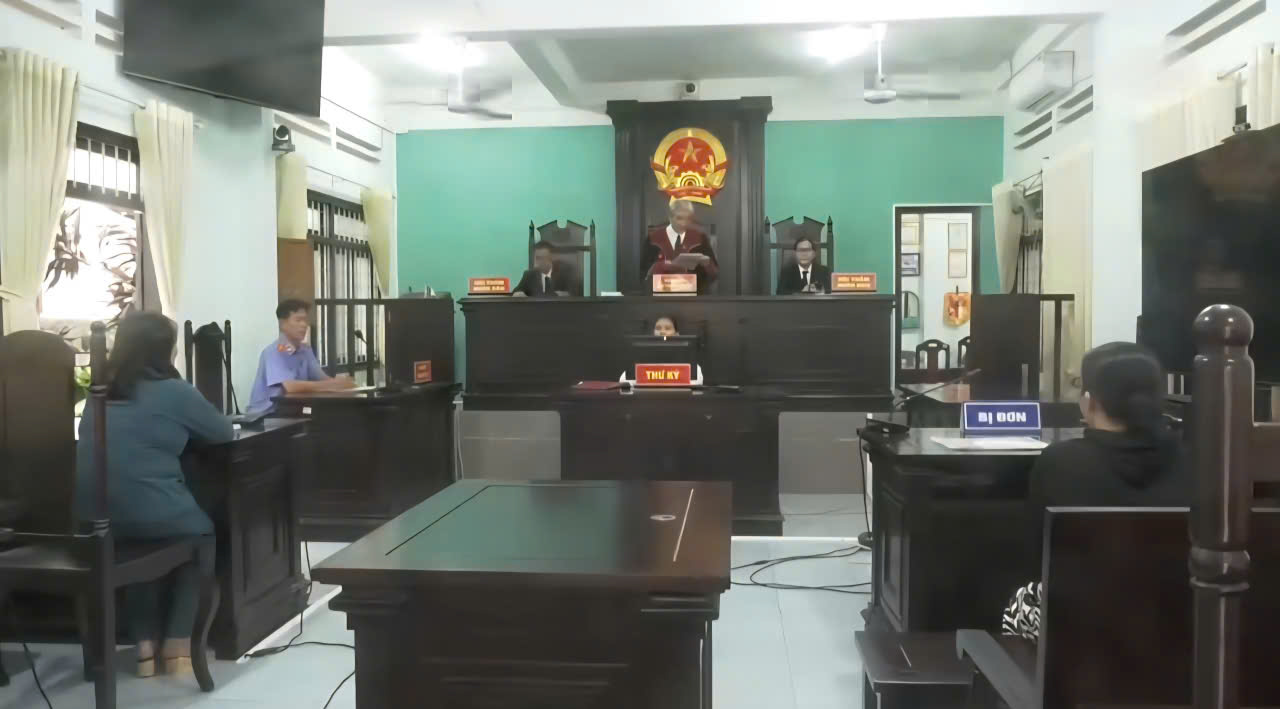 Cụ ông dẫn người tình về chụp ảnh trước bàn thờ vợ gây phẫn nộ- Ảnh 1.