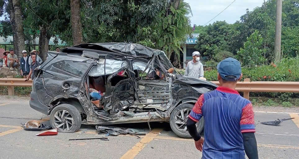 Va chạm giữa xe ô tô và xe đầu kéo, 4 người thương vong- Ảnh 1.