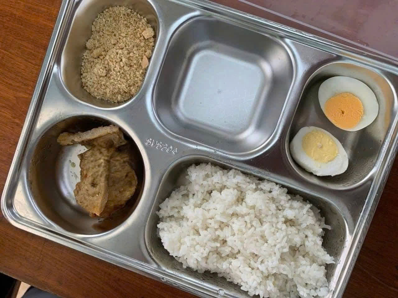 Có gì ở bữa ăn 25.000 đồng của học sinh đang gây "bão" ở Quảng Trị?- Ảnh 2.