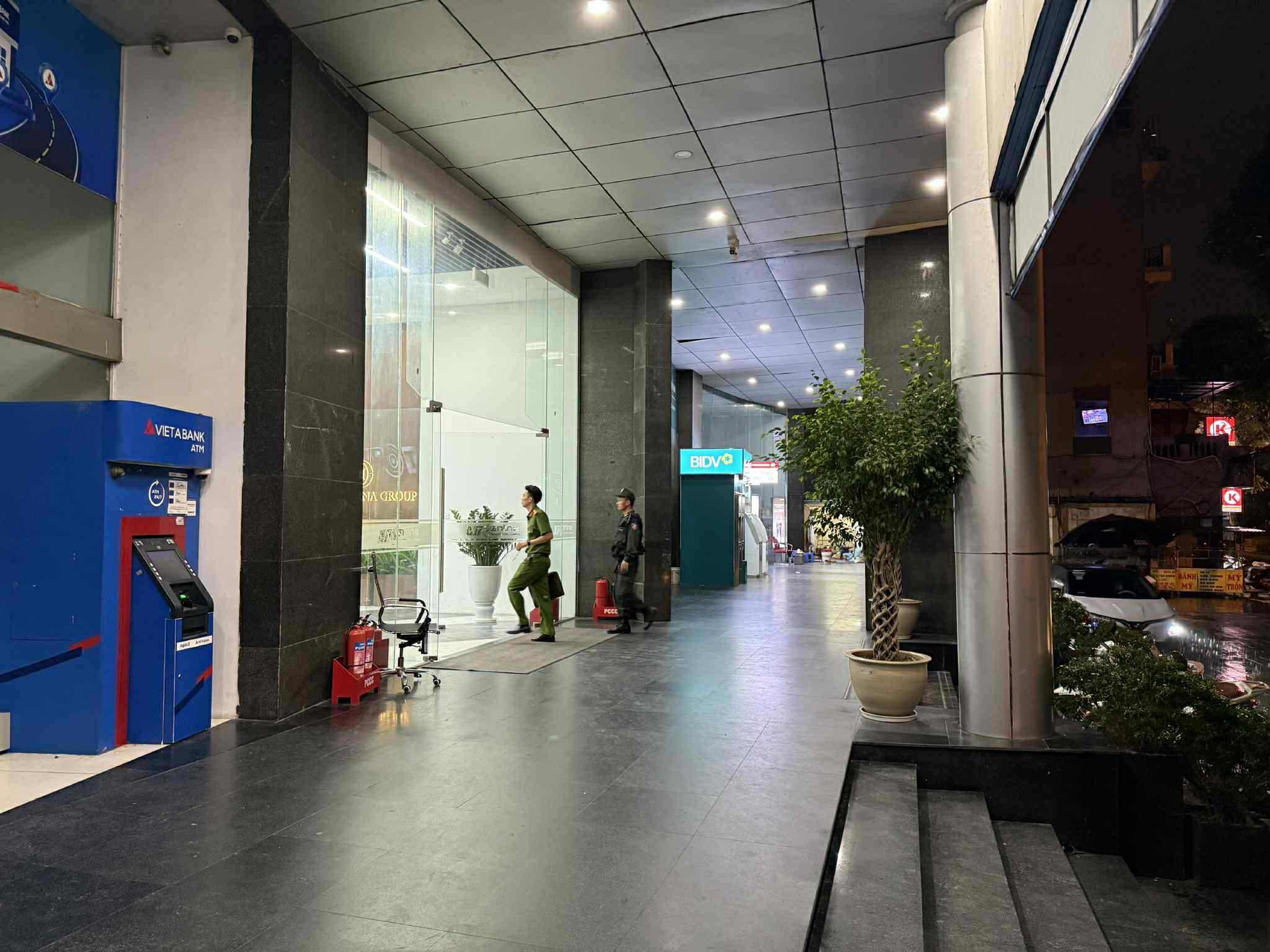 Công an Hà Nội nói gì về việc cảnh sát xuất hiện ở nơi được cho đặt trụ sở công ty của Shark Bình?- Ảnh 1.