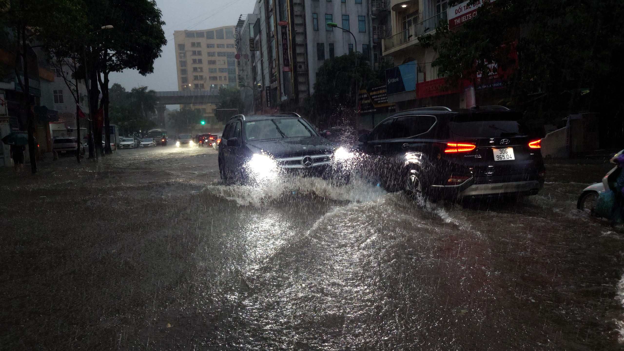 Toàn cảnh Hà Nội trong ngày có hơn 200 điểm ngập, hàng chục tuyến đường tê liệt- Ảnh 103.