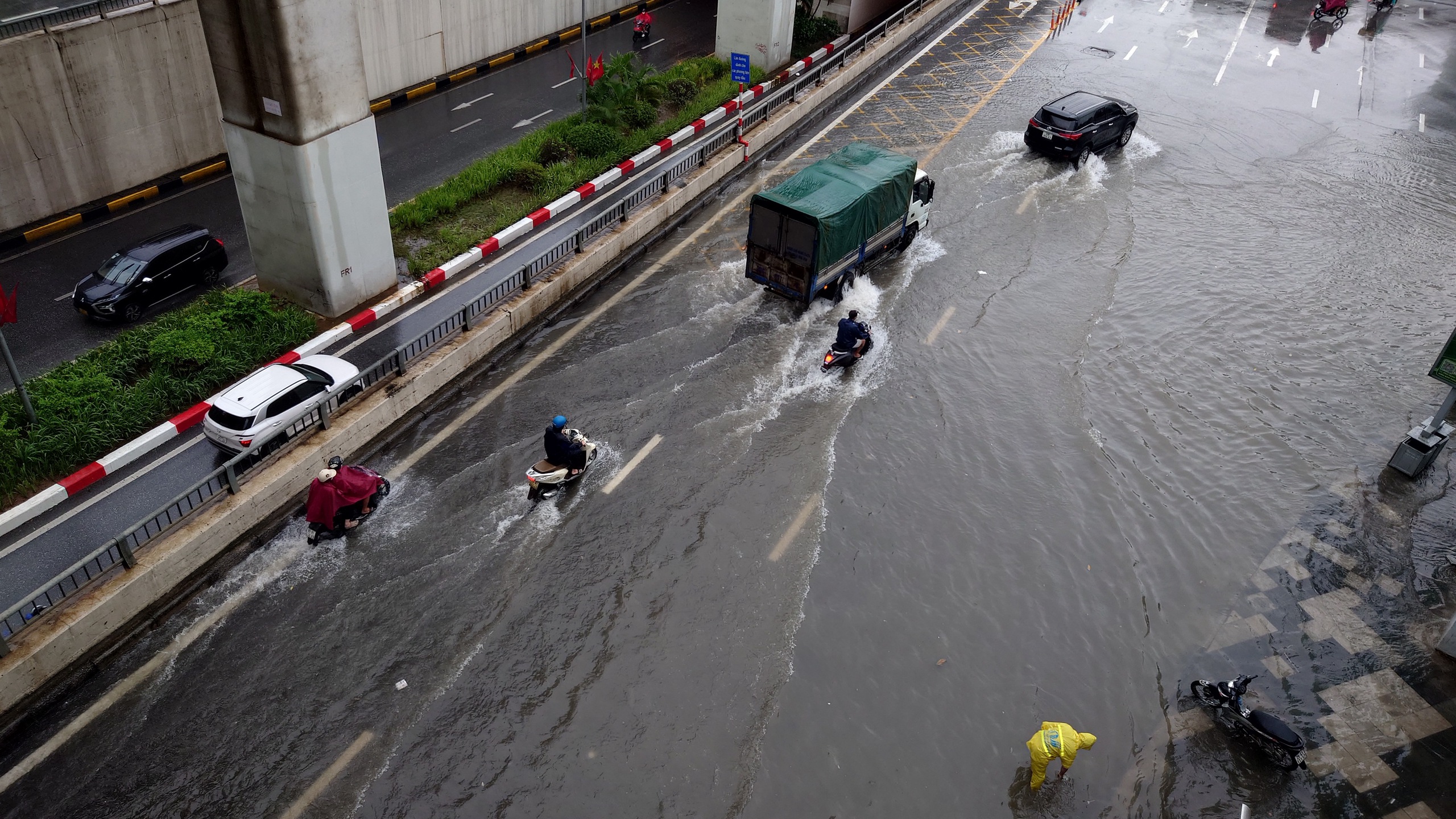 Toàn cảnh Hà Nội trong ngày có hơn 200 điểm ngập, hàng chục tuyến đường tê liệt- Ảnh 70.