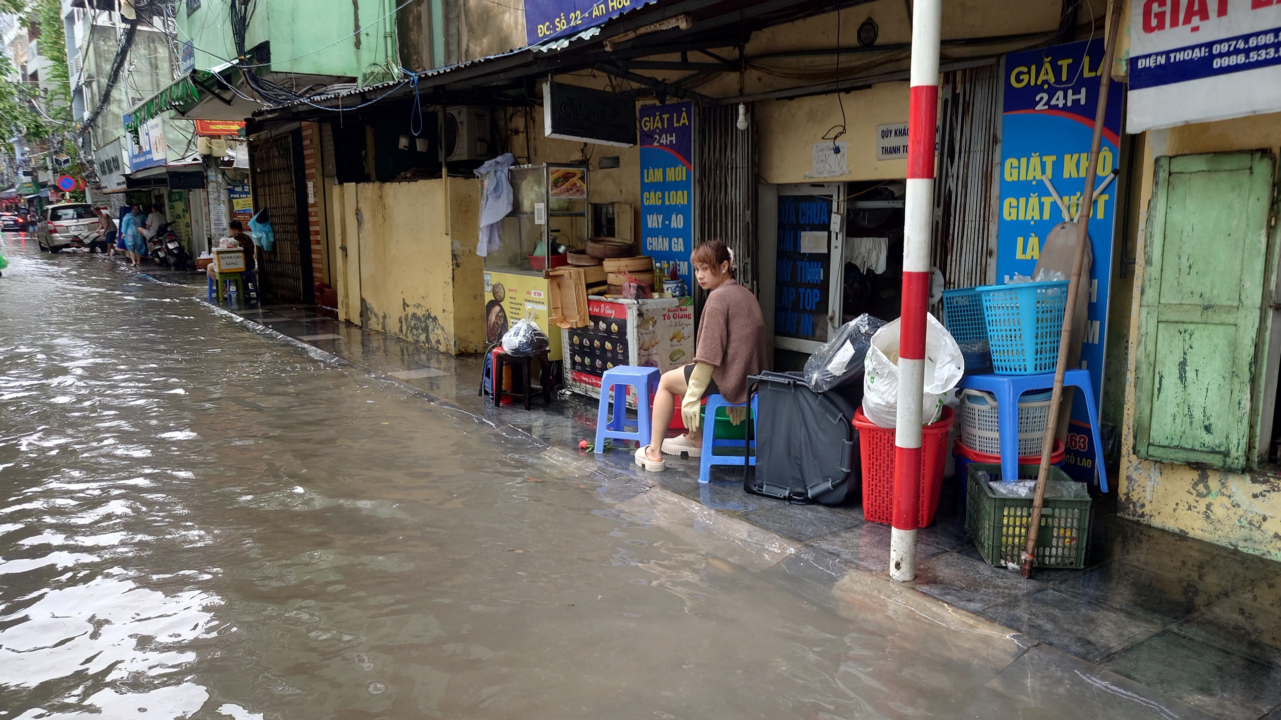 Toàn cảnh Hà Nội trong ngày có hơn 200 điểm ngập, hàng chục tuyến đường tê liệt- Ảnh 55.