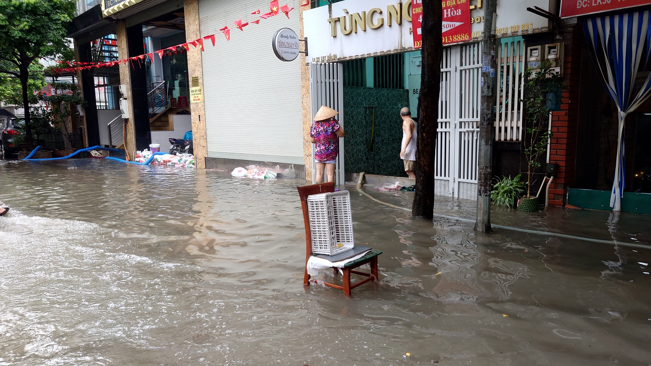 Toàn cảnh Hà Nội trong ngày có hơn 200 điểm ngập, hàng chục tuyến đường tê liệt- Ảnh 56.