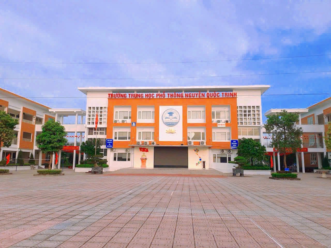 Xôn xao thông tin trường THPT ở Hà Nội mưa vẫn điểm danh, lệch 1 phút tính đi muộn: Hiệu trưởng lên tiếng- Ảnh 1.