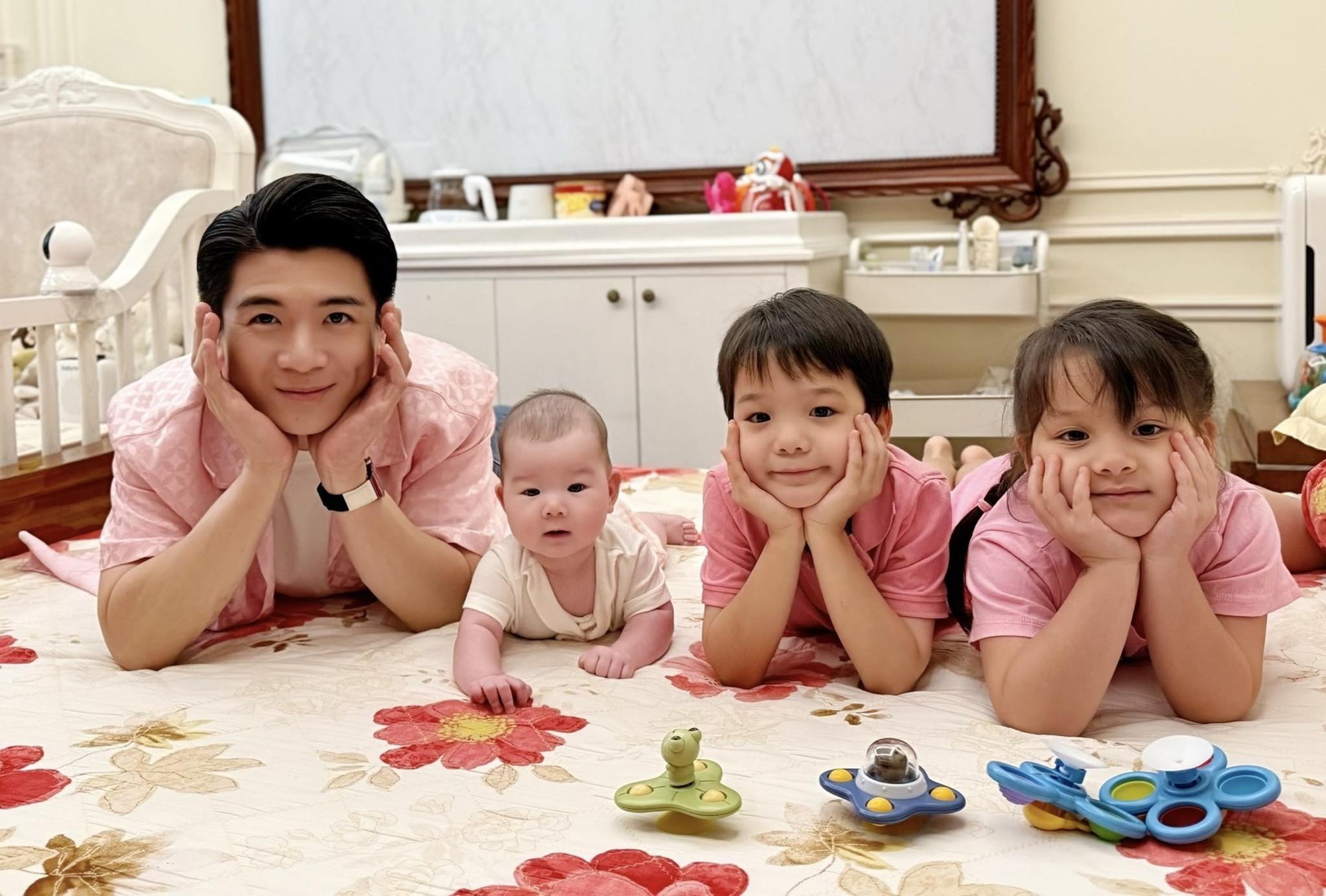 Bố đơn thân nghìn tỷ nhà bầu Hiển xót ruột vì con!- Ảnh 2.