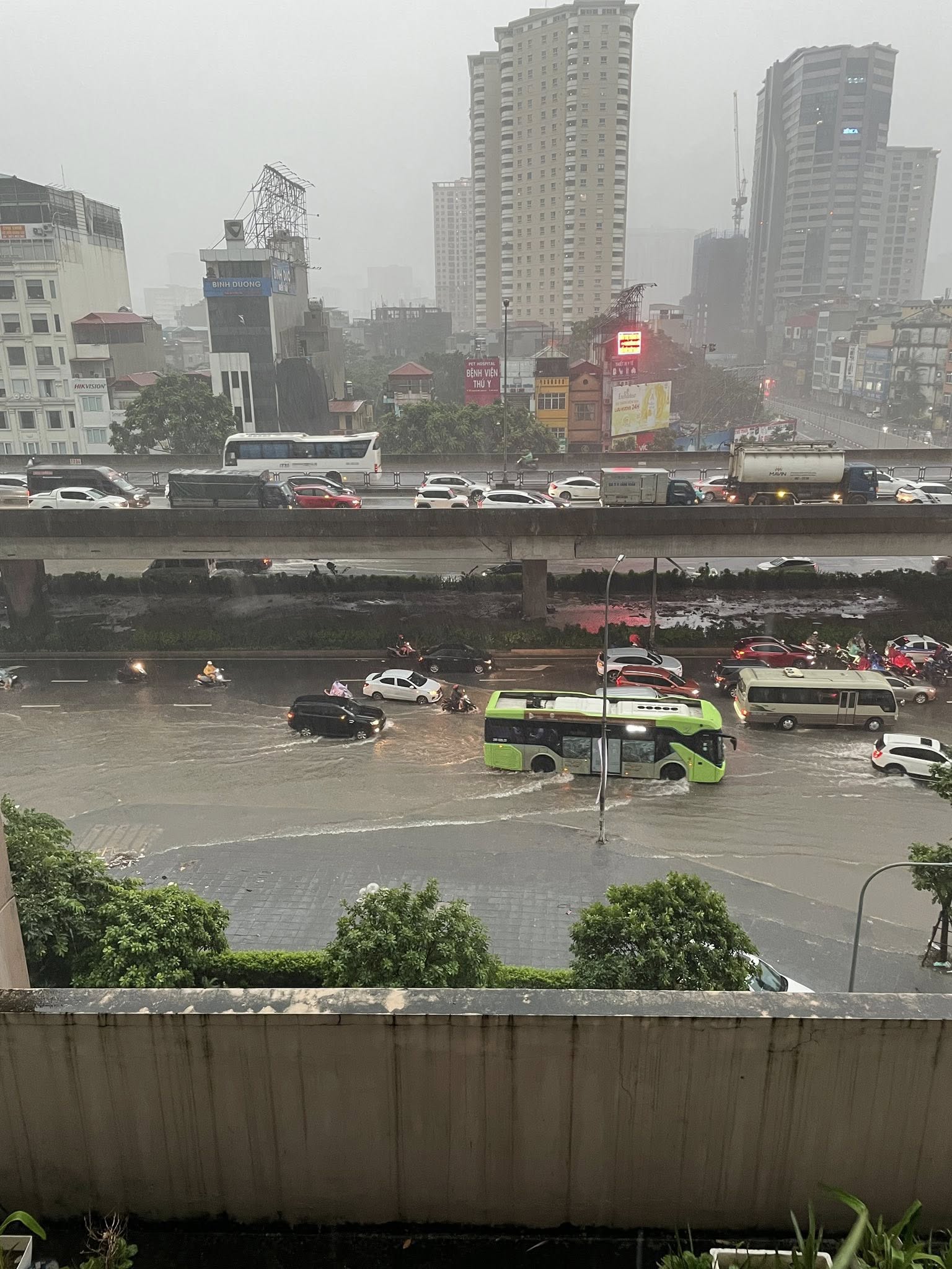 Hà Nội sáng 7/10: Hà Nội lại ngập kinh hoàng sau trận mưa dữ dội suốt đêm, người dân bàng hoàng- Ảnh 43.