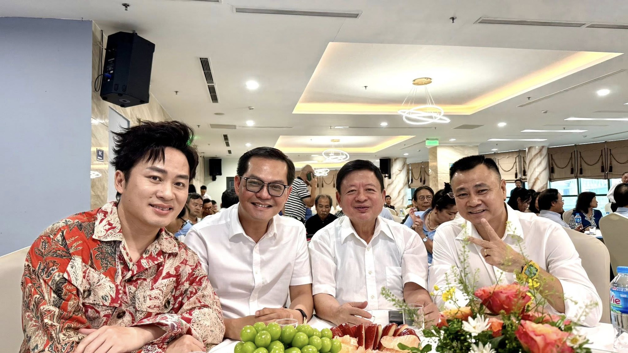 Tùng Dương kể chuyện Tự Long "bàng hoàng" khi nhận giấy mời từ Công an thành phố Hà Nội- Ảnh 1.