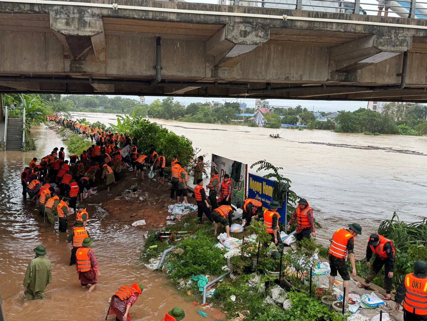 Hơn 2.000 lượt cán bộ, chiến sĩ Công an Thái Nguyên tham gia khắc phục hậu quả mưa lũ- Ảnh 1.