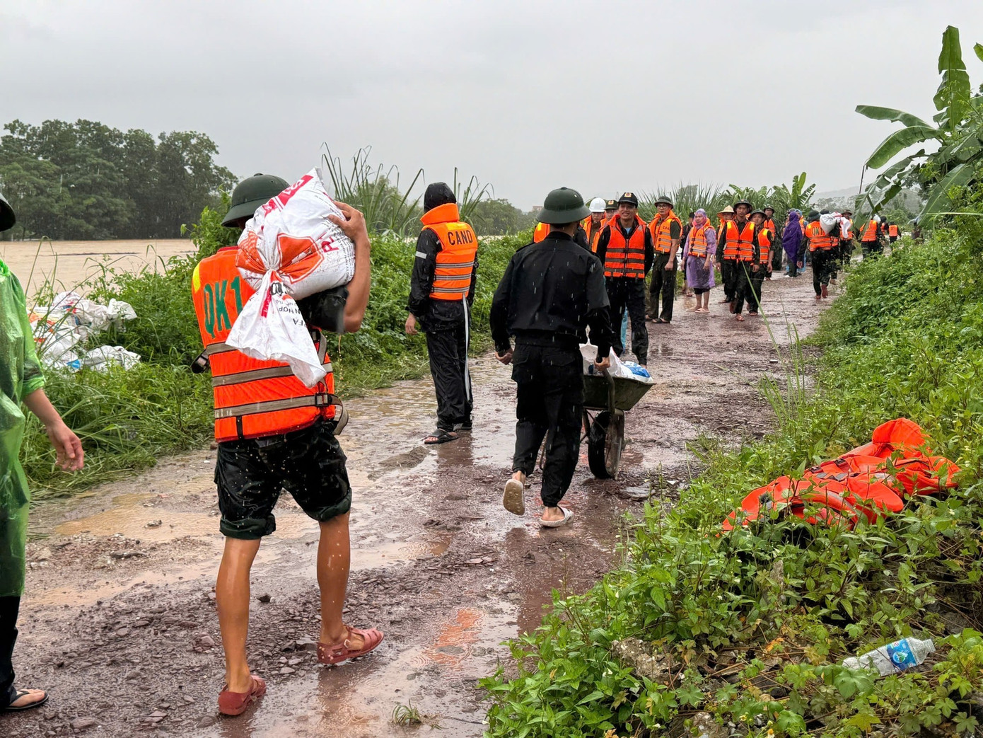 Hơn 2.000 lượt cán bộ, chiến sĩ Công an Thái Nguyên tham gia khắc phục hậu quả mưa lũ- Ảnh 2.