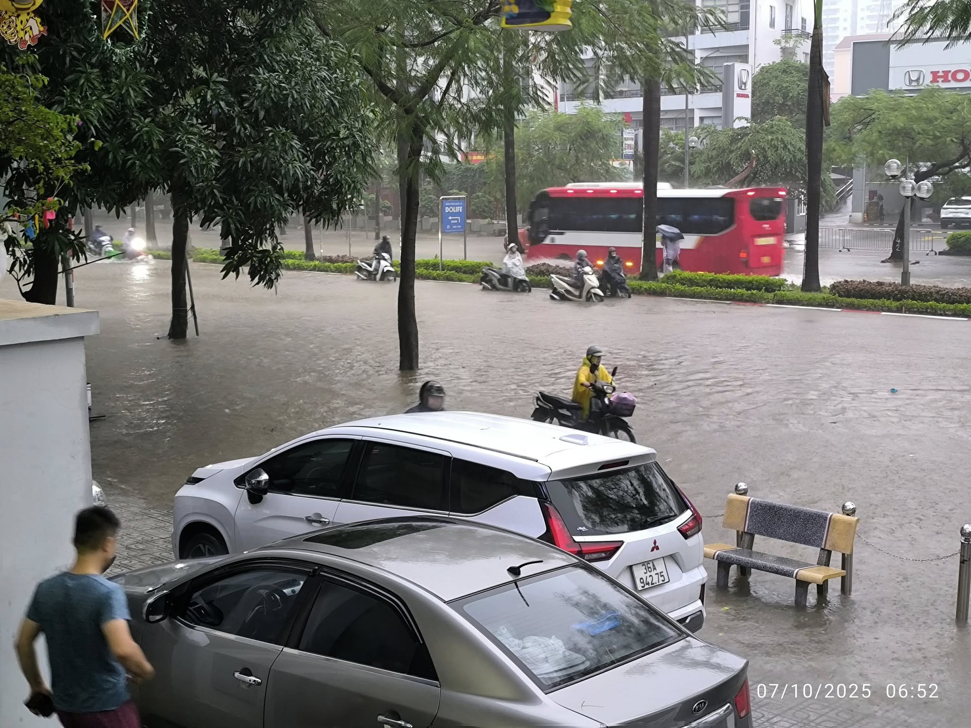 Hà Nội sáng 7/10: Hà Nội lại ngập kinh hoàng sau trận mưa dữ dội suốt đêm, người dân bàng hoàng- Ảnh 47.