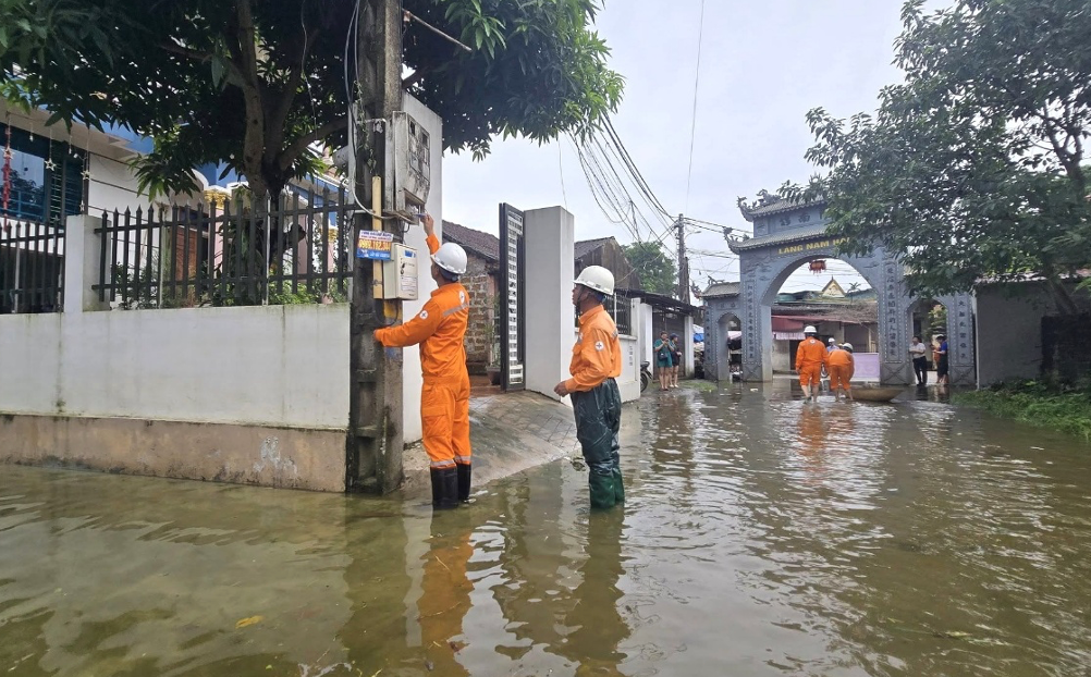 Gần 14.000 hộ dân bị cắt điện do ngập úng, Ba Đình chiếm tỷ lệ cao nhất- Ảnh 1.