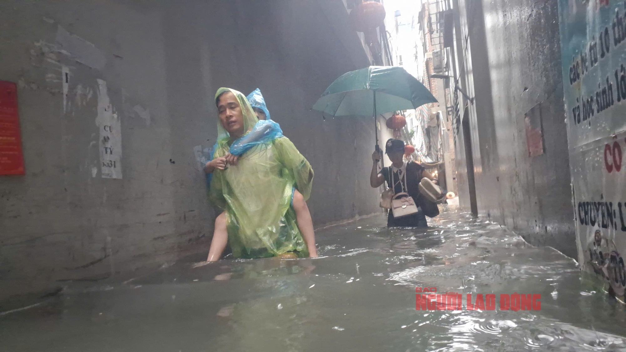 VIDEO: Trong nhà ngập sâu, người dân Phú Đô phải đu thang thoát ra ngoài- Ảnh 4.