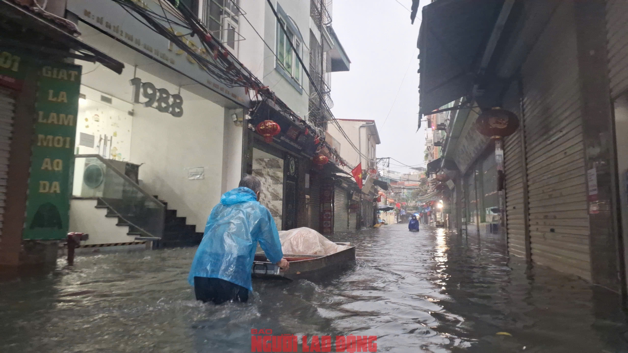 VIDEO: Trong nhà ngập sâu, người dân Phú Đô phải đu thang thoát ra ngoài- Ảnh 8.