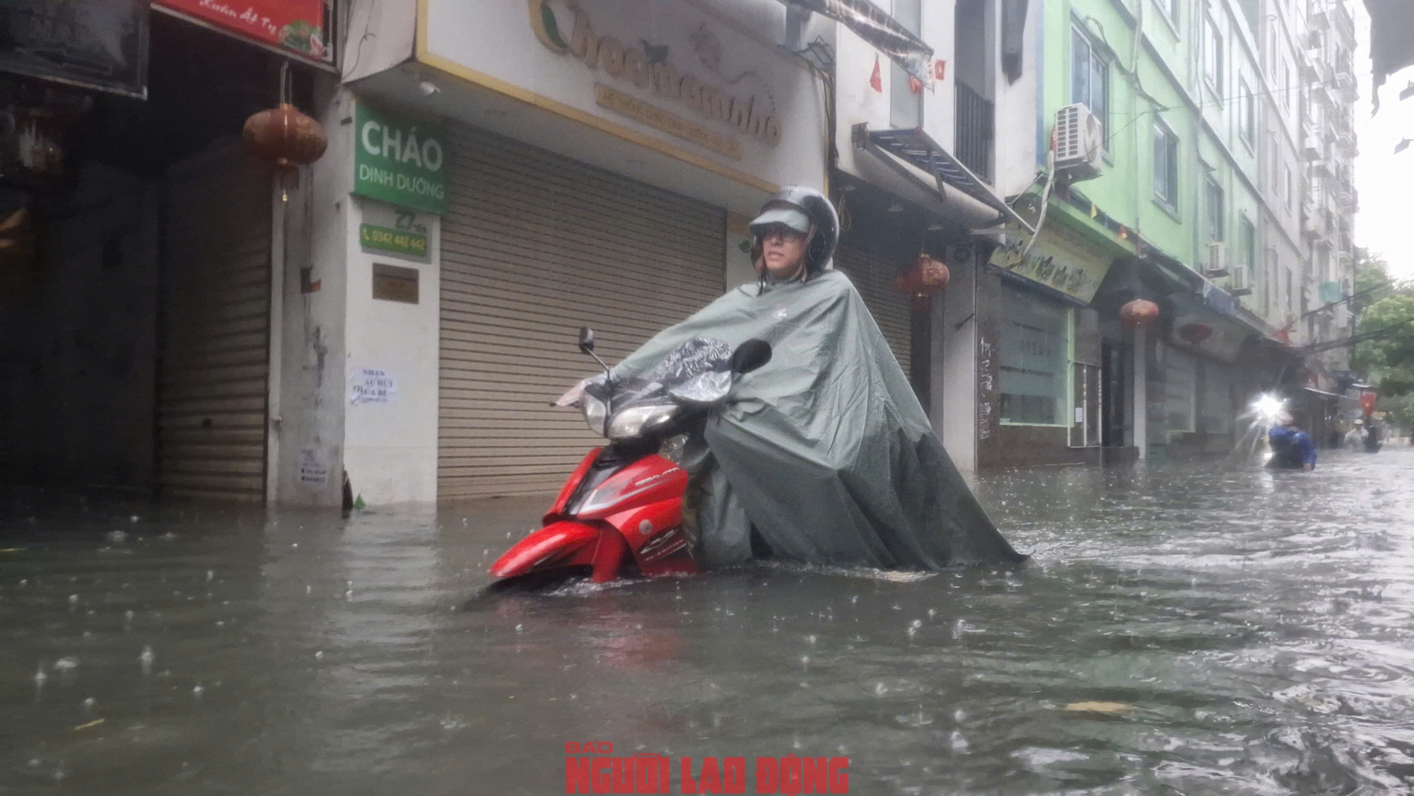 VIDEO: Trong nhà ngập sâu, người dân Phú Đô phải đu thang thoát ra ngoài- Ảnh 10.