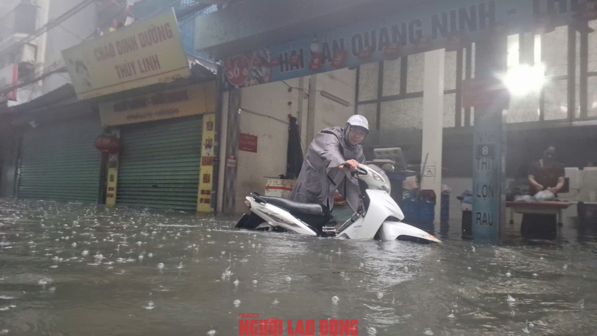VIDEO: Trong nhà ngập sâu, người dân Phú Đô phải đu thang thoát ra ngoài- Ảnh 11.