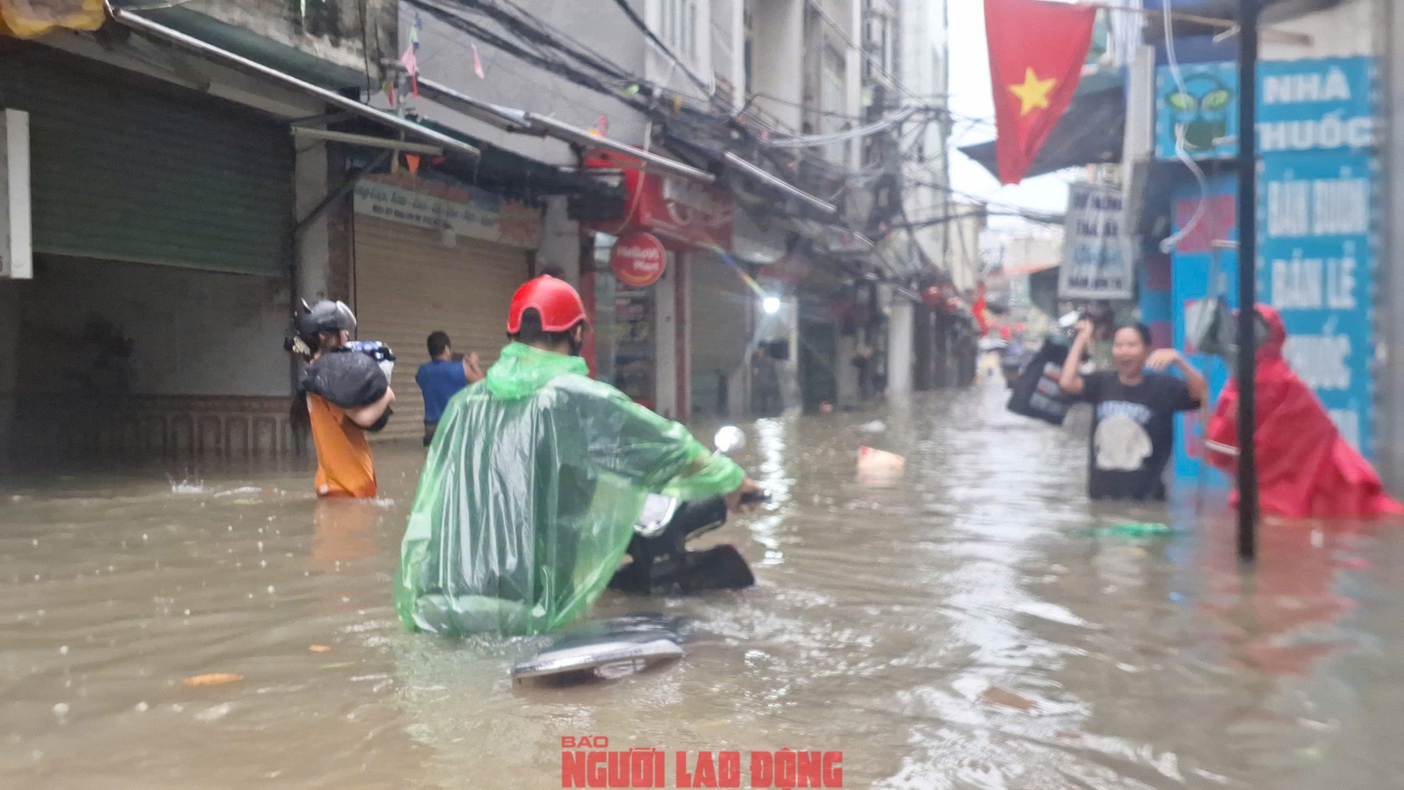 VIDEO: Trong nhà ngập sâu, người dân Phú Đô phải đu thang thoát ra ngoài- Ảnh 12.
