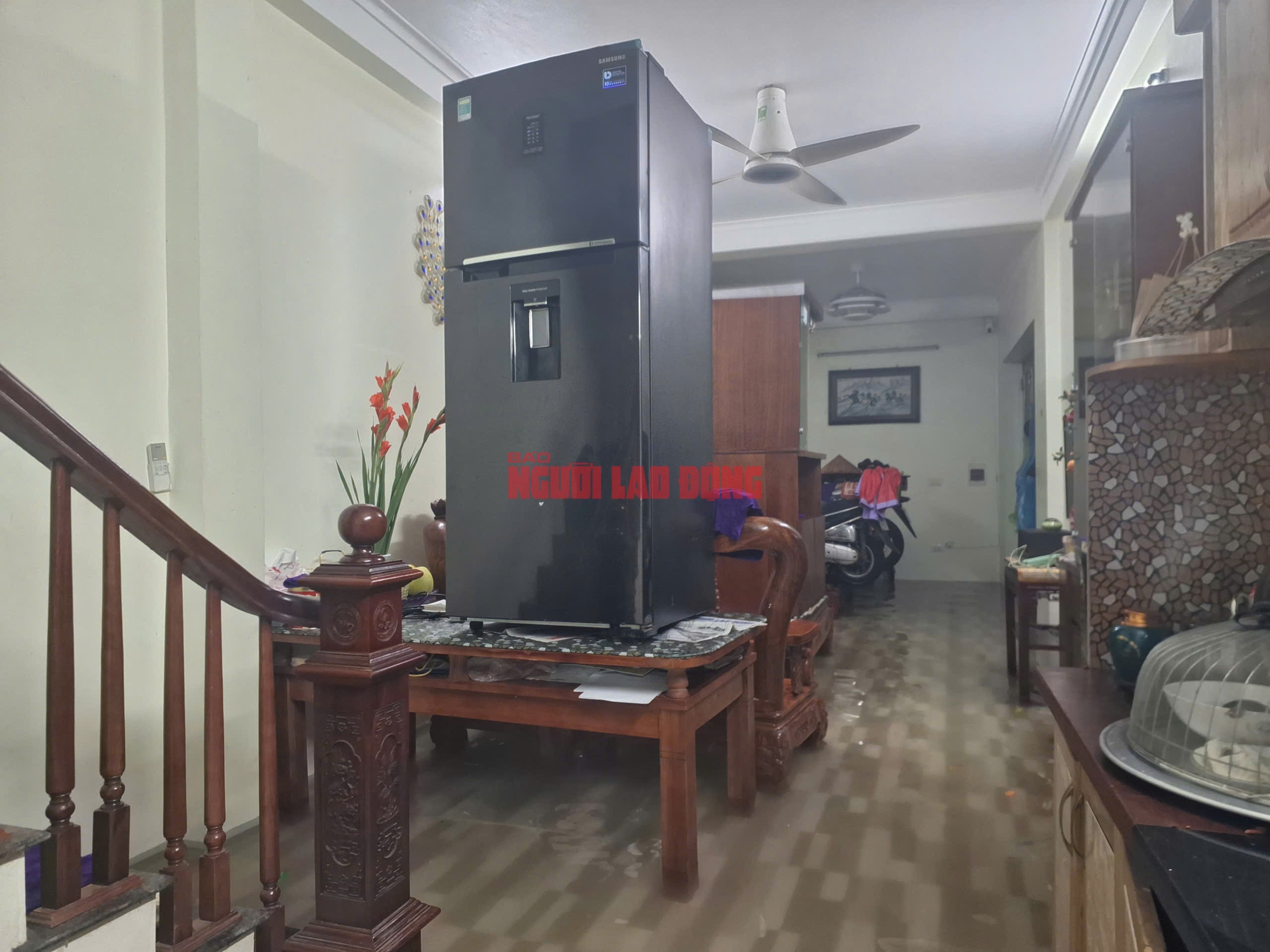 VIDEO: Trong nhà ngập sâu, người dân Phú Đô phải đu thang thoát ra ngoài- Ảnh 14.