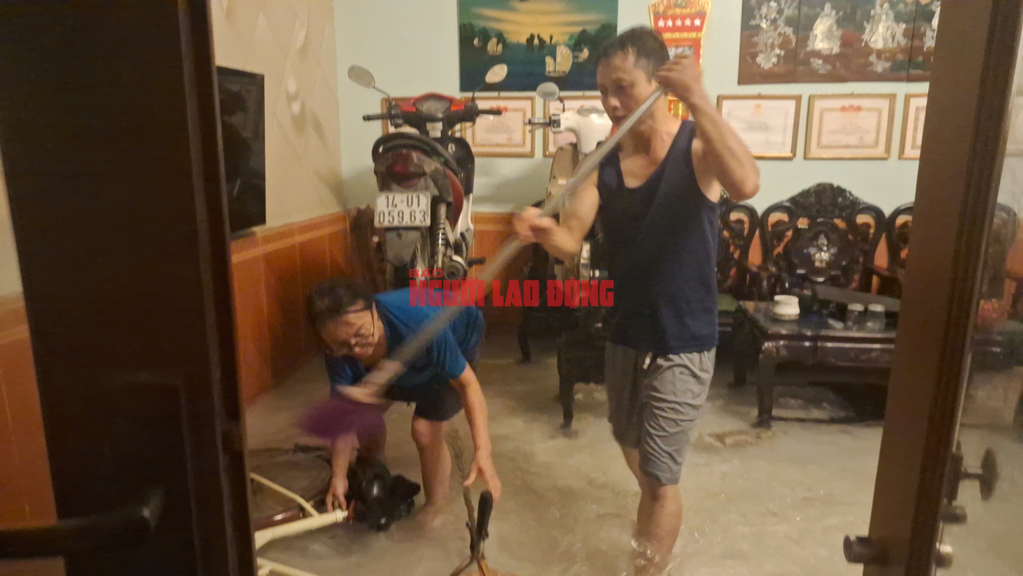 VIDEO: Trong nhà ngập sâu, người dân Phú Đô phải đu thang thoát ra ngoài- Ảnh 15.