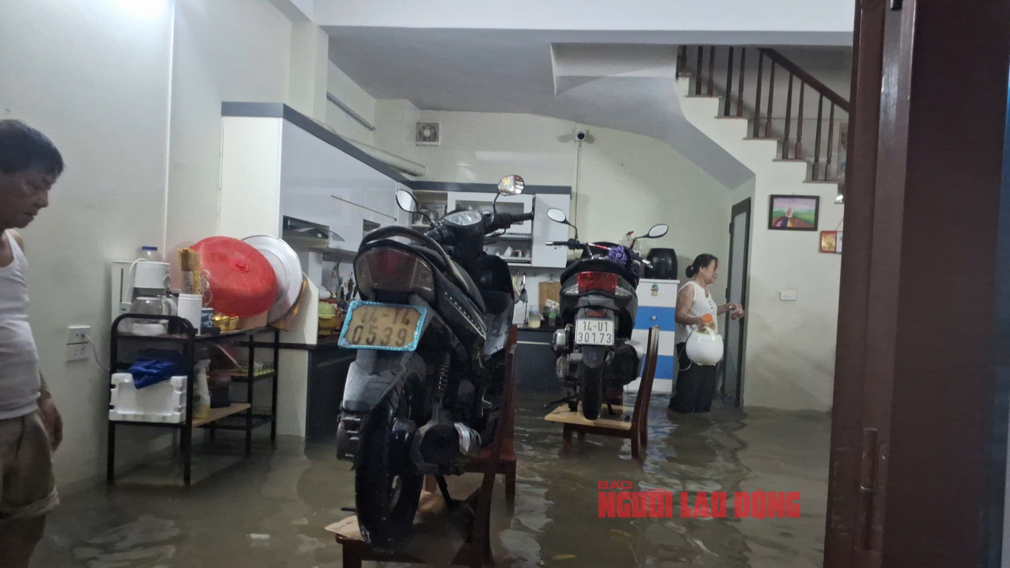 VIDEO: Trong nhà ngập sâu, người dân Phú Đô phải đu thang thoát ra ngoài- Ảnh 16.