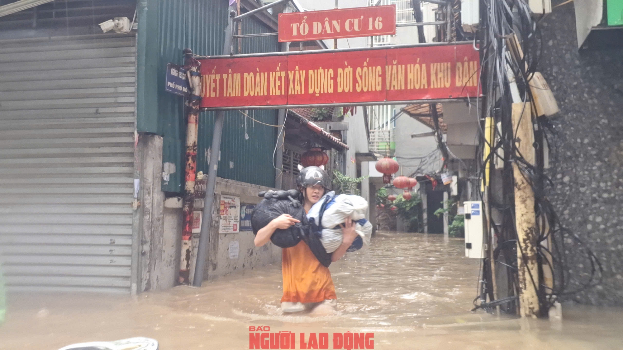 VIDEO: Trong nhà ngập sâu, người dân Phú Đô phải đu thang thoát ra ngoài- Ảnh 7.