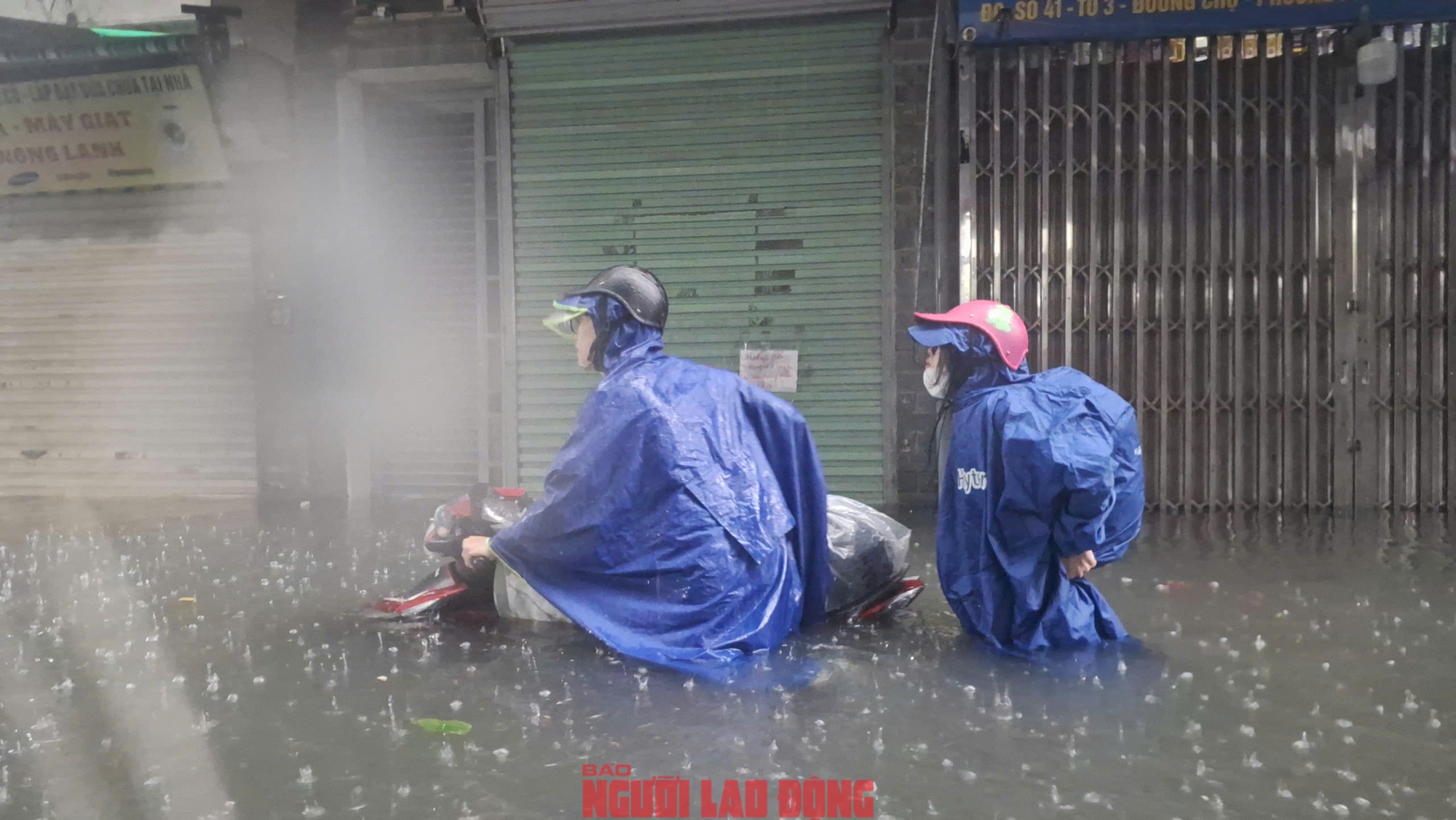VIDEO: Trong nhà ngập sâu, người dân Phú Đô phải đu thang thoát ra ngoài- Ảnh 5.