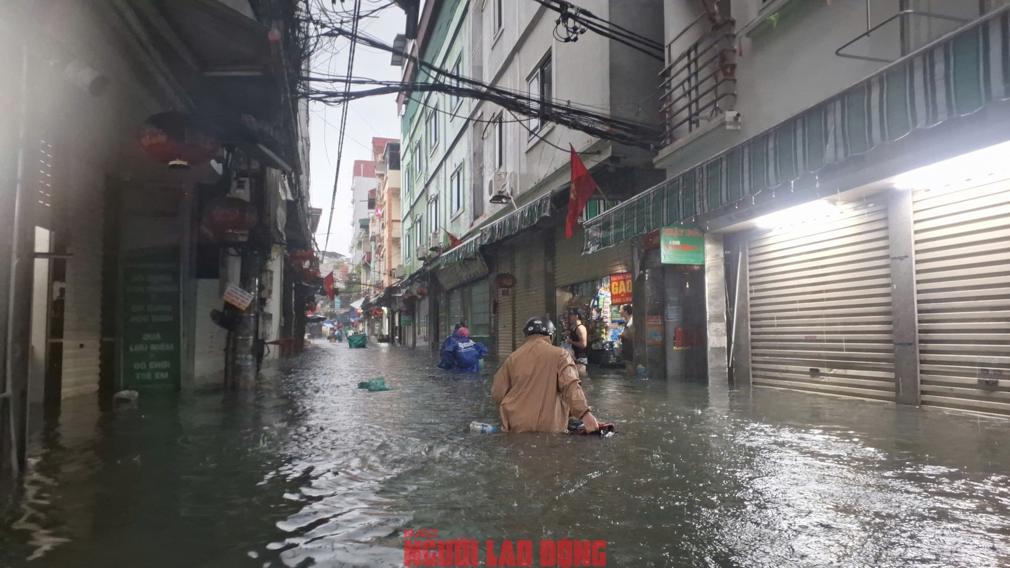 VIDEO: Trong nhà ngập sâu, người dân Phú Đô phải đu thang thoát ra ngoài- Ảnh 6.