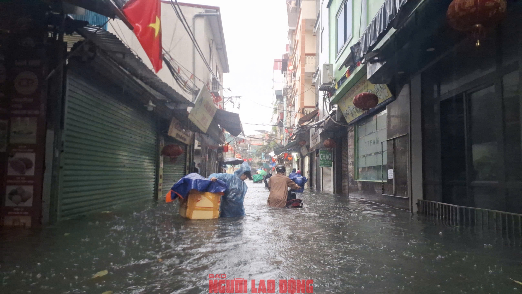 VIDEO: Trong nhà ngập sâu, người dân Phú Đô phải đu thang thoát ra ngoài- Ảnh 18.