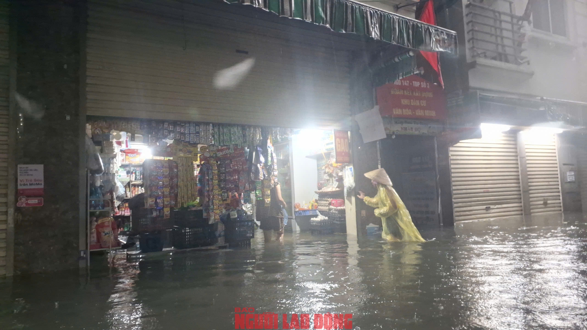 VIDEO: Trong nhà ngập sâu, người dân Phú Đô phải đu thang thoát ra ngoài- Ảnh 19.