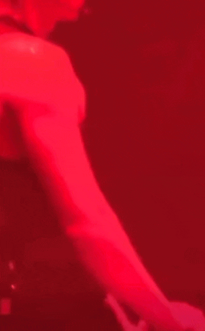 Nam ca sĩ hạng A để fan nữ đụng chạm, vũ đạo 18+ phản cảm quá đà- Ảnh 3.