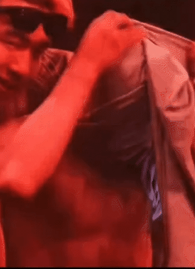 Nam ca sĩ hạng A để fan nữ đụng chạm, vũ đạo 18+ phản cảm quá đà- Ảnh 6.