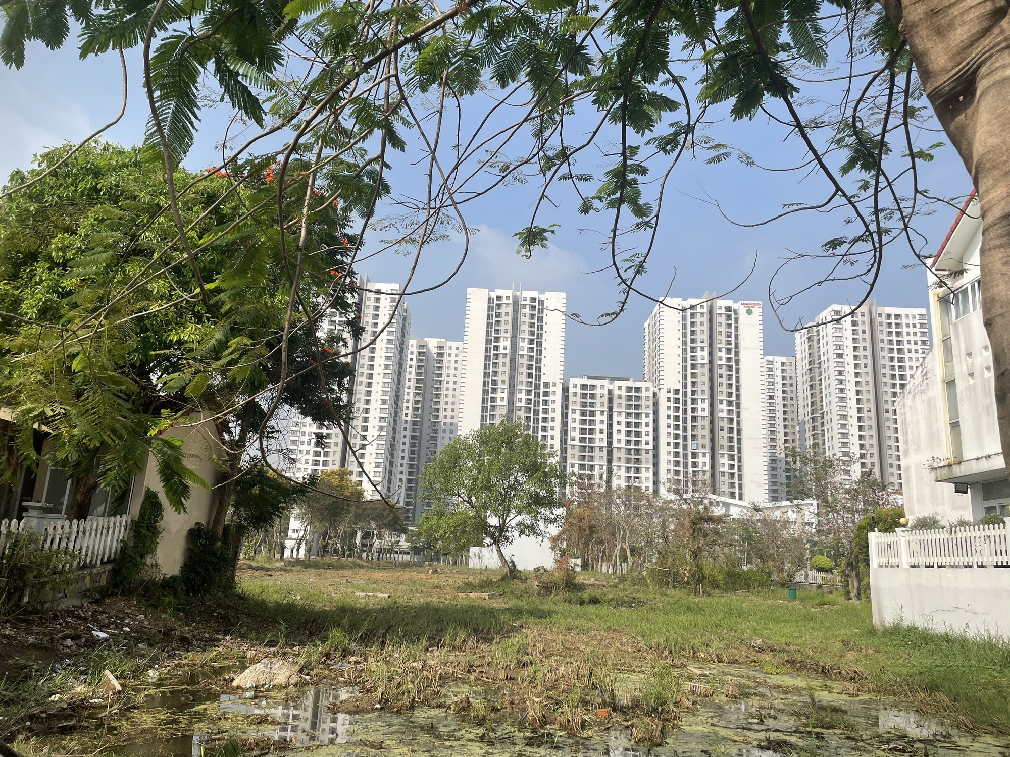Thu nhập dưới 200 triệu đồng/năm gần như không thể mua được nhà ở Hà Nội và TP HCM- Ảnh 1.